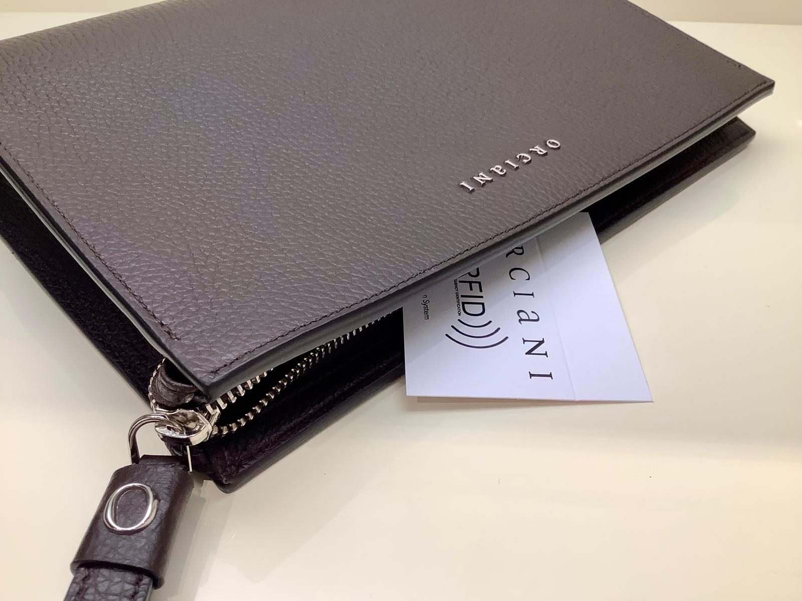 ORCIANI – Pochette Portadocumenti Fondo Largo in Pelle Micron Martellata – SU0127